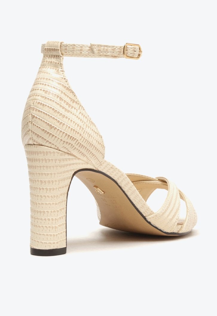 Sandália Off-white Arezzo Textura Salto Bloco Tiras