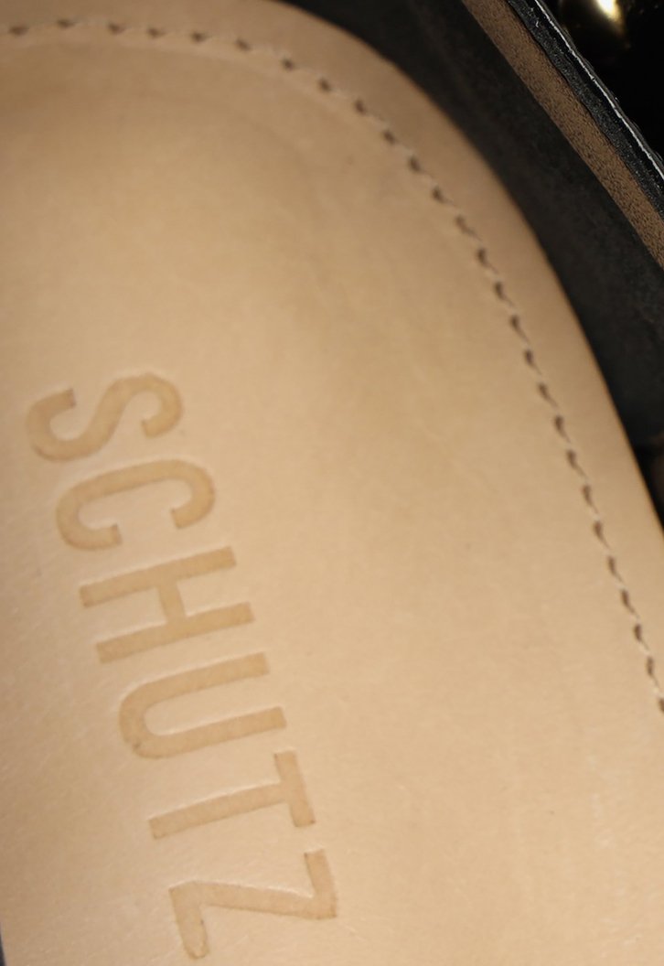 SAPATO MOCASSIM PRETO SCHUTZ BAIXO COURO TACHAS