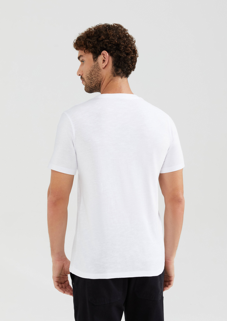 Camiseta Básica Branca Hering Slim Gola V Em Malha Flamê