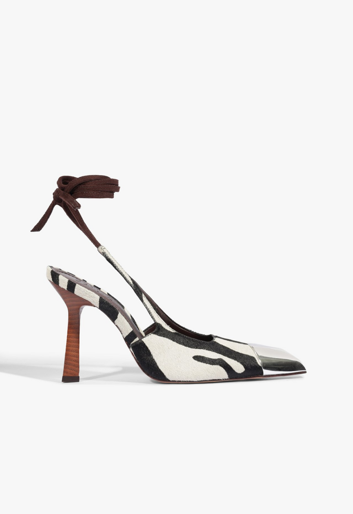 Slingback Schutz Biqueira de Metal Couro Zebra Branco