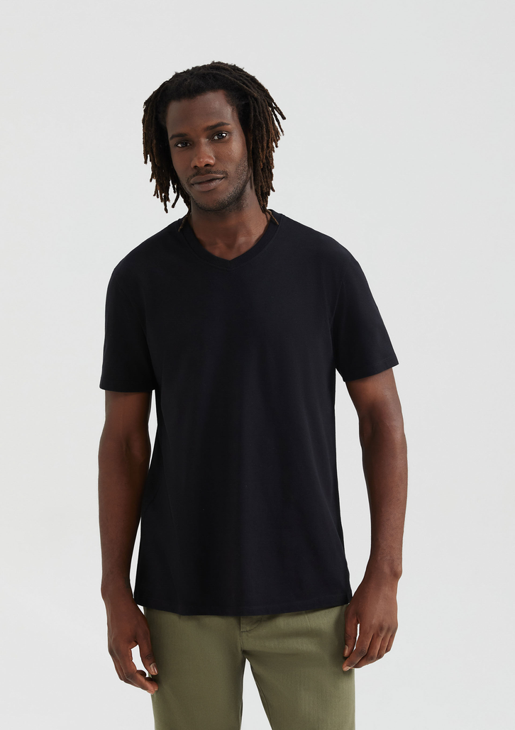Camiseta Básica Preta Hering Masculina Manga Curta Gola V World