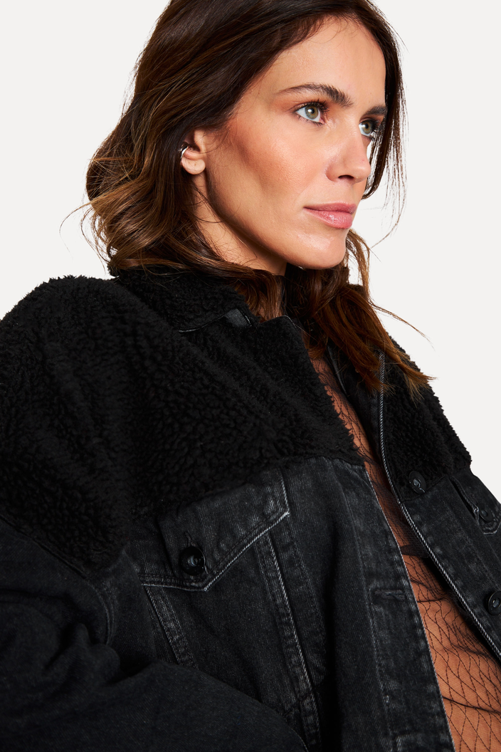 JAQUETA PRETA REVERSA JEANS OVER BLACK SHERPA | ZZ MALL