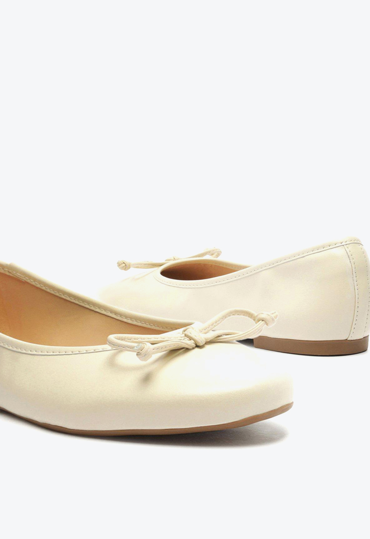 Sapatilha Off-White Arezzo Bico Redondo Laço