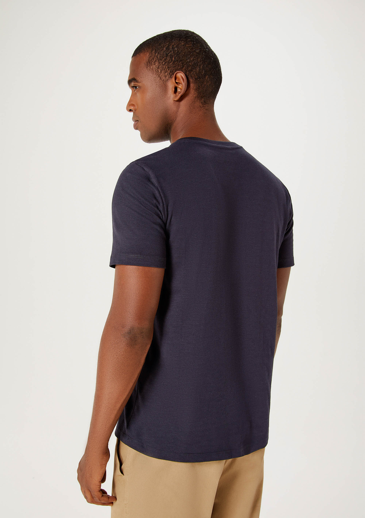 Camiseta Básica Azul Marinho Hering Slim Gola V Em Malha Flamê