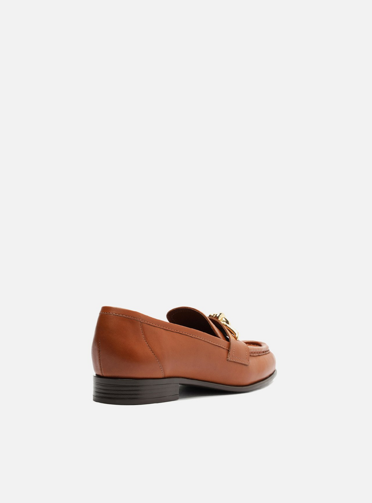Mocassim Caramelo Couro Bico Redondo Metal Nó