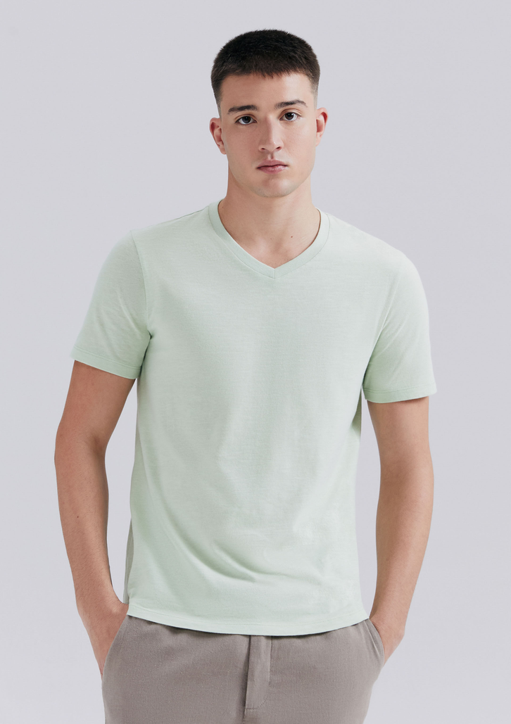 Camiseta Básica Verde Claro Hering Slim Gola V Em Malha Flamê