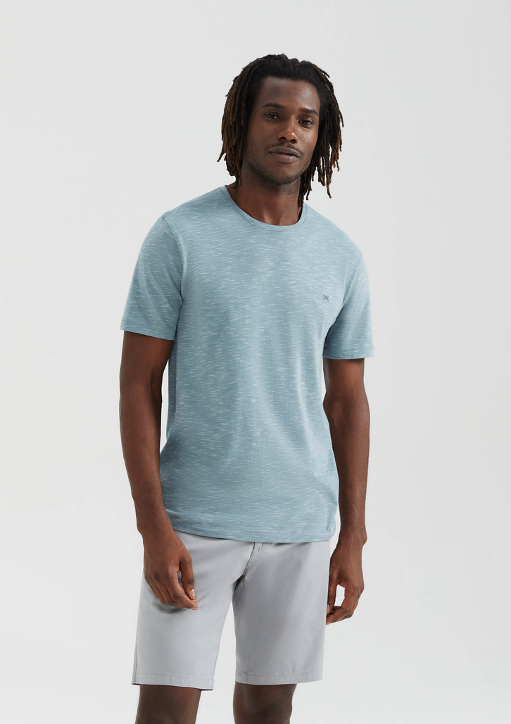 Camiseta Azul Claro Hering Básica Regular Em Malha Jet Com Bordado