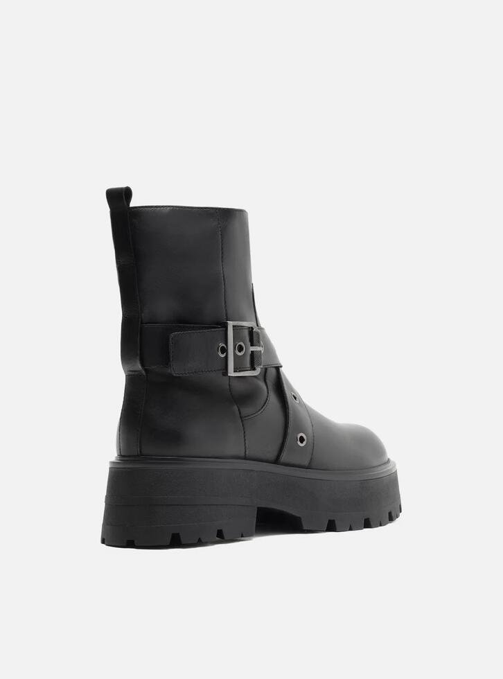 Bota Preta Arezzo Couro Cano Médio Tratorada Fivela