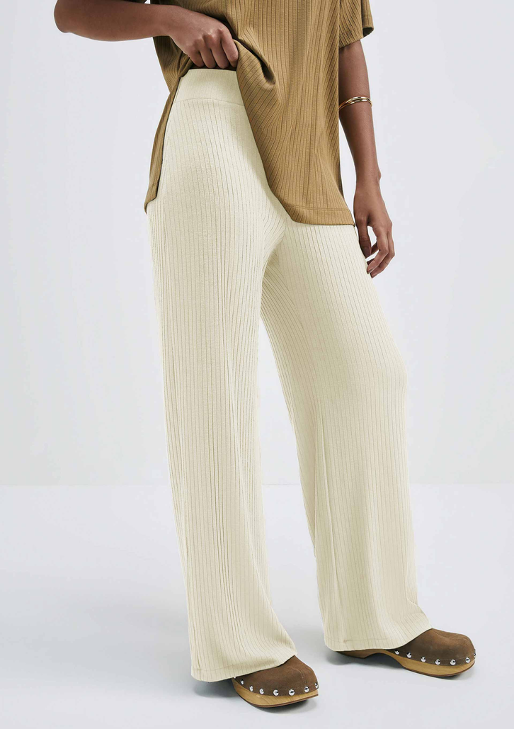 Calça Off-White Hering Feminina Slim Flare Cintura Alta Em Ribana Canelada