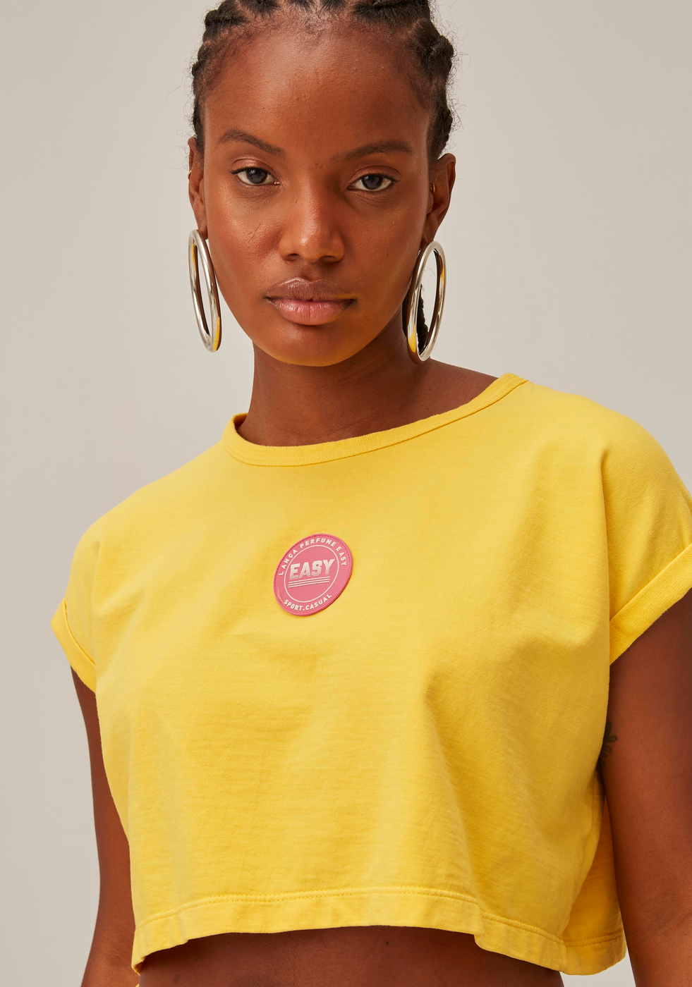 T-Shirt Amarelo Lança Perfume Decote Canoa Cropped | ZZ MALL