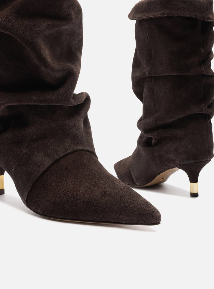 Bota Marrom Café Suede Cano Médio Salto Fino Slouch