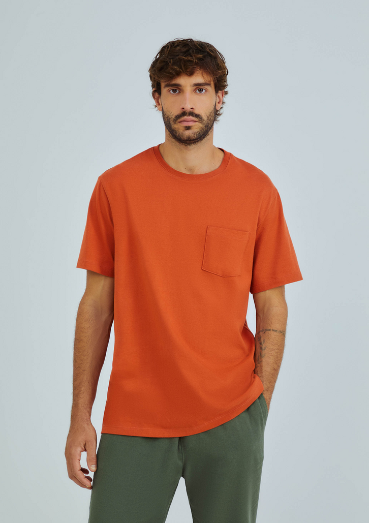Camiseta Marrom Hering Básica Comfort Super Cotton Com Bolso