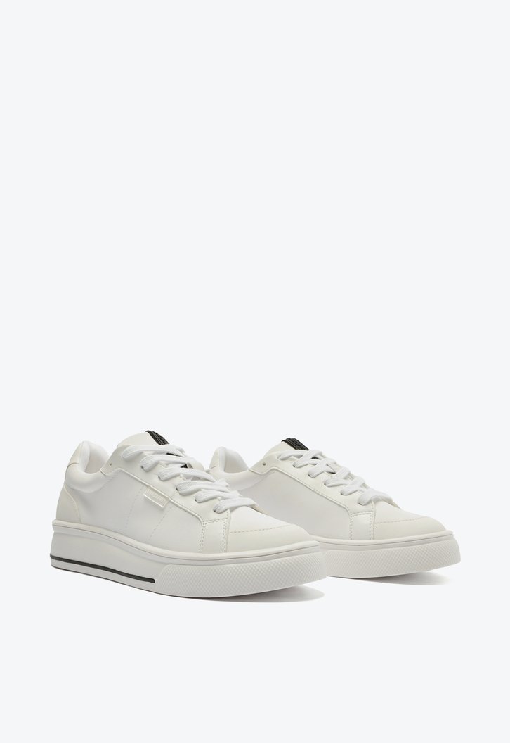 Tenis branco sola preta sales