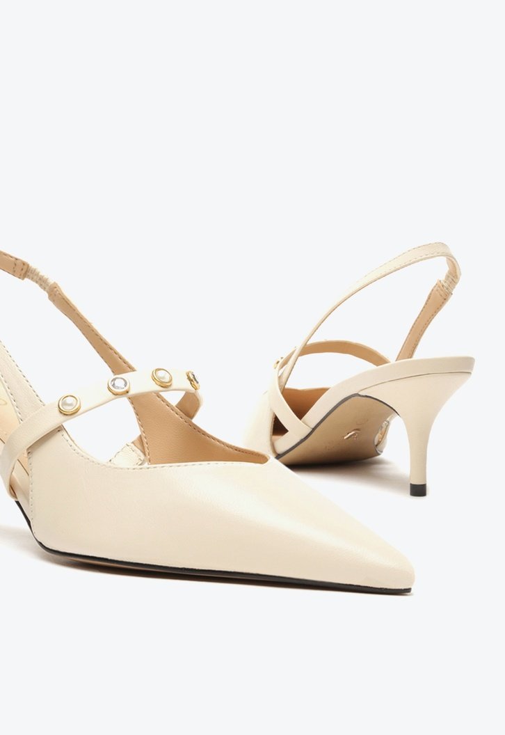 Scarpin Off-white Arezzo Couro Salto Fino Slingback Aplicação