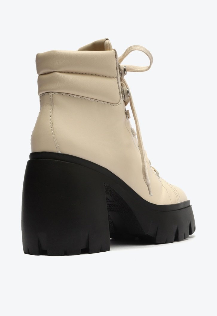 Bota Off-white Arezzo Couro Cano Curto Tratorada Harper