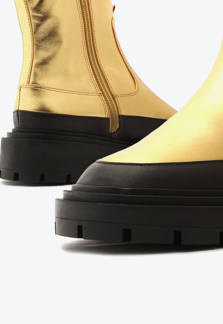 Bota Dourada Arezzo Couro Cano Curto Tratorada Preta