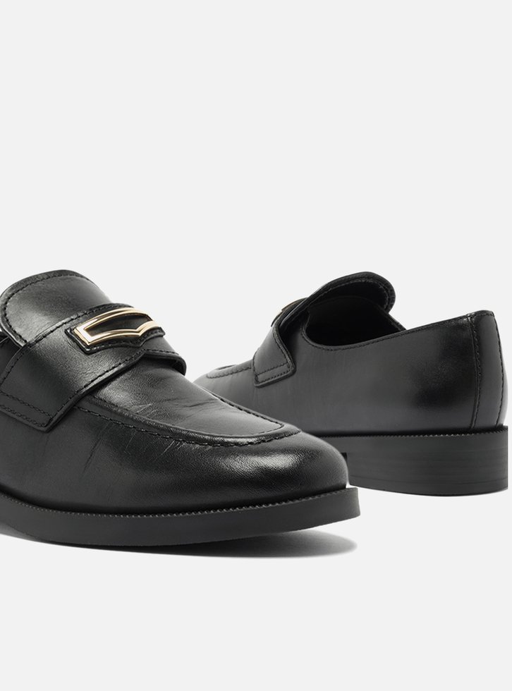 Mocassim Preto Couro Bico Redondo Retrô Metal
