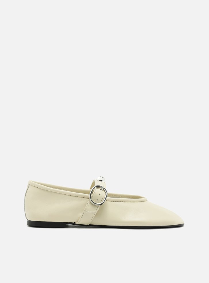 Sapatilha Boneca Branca Couro Tira Studs