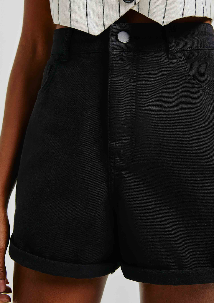 Shorts Preto Hering Básico Feminino Mom Cintura Alta Em Sarja