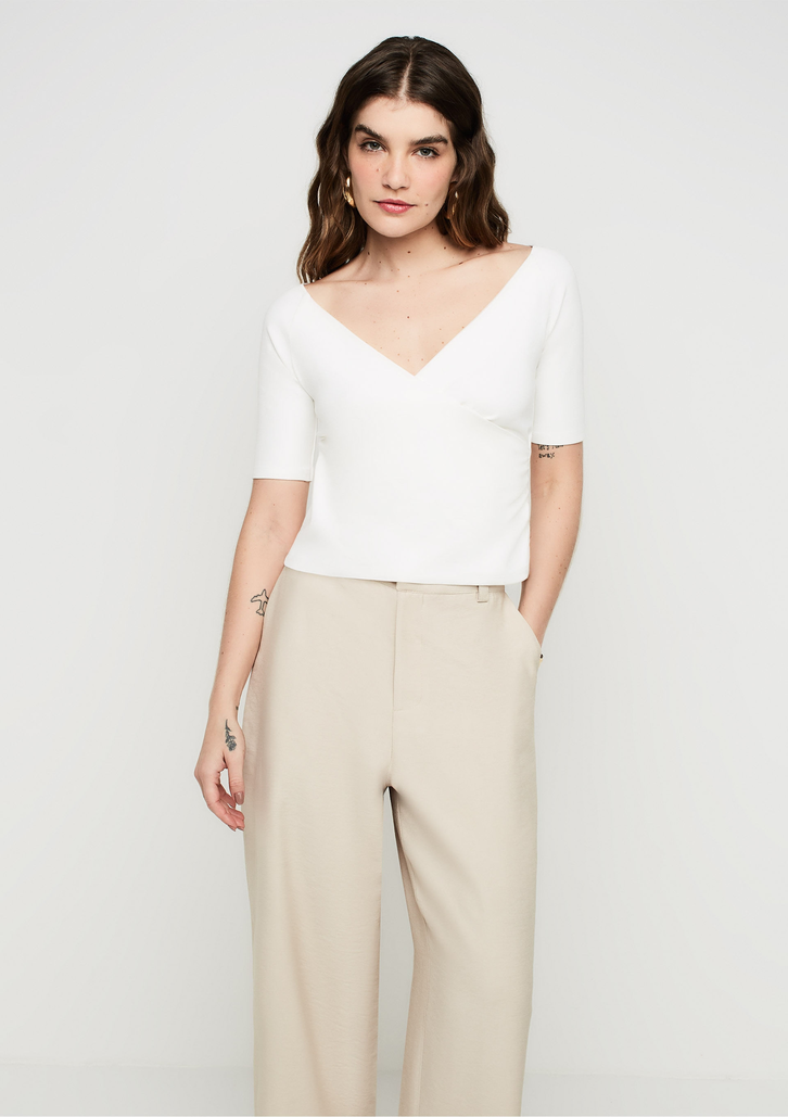 Blusa Off White Dzarm Ajustada Decote Transpassado