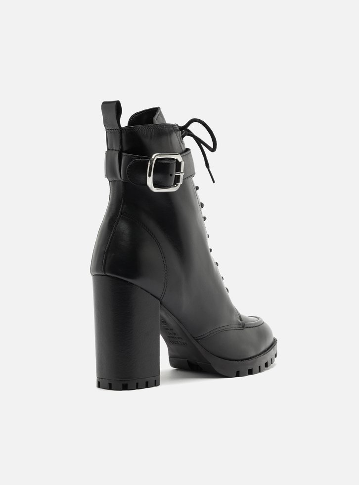 Bota Preta Arezzo Couro Cano Curto Tratorada