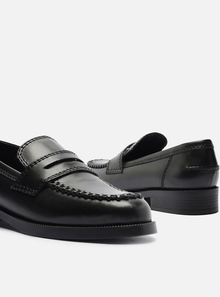 Mocassim Preto Couro Bloco Costuras
