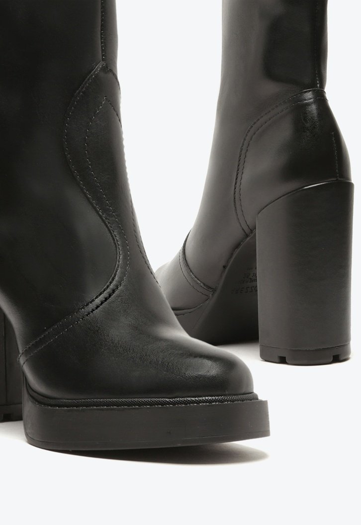 Bota Preta Arezzo Couro Cano Médio Salto Bloco Detalhe