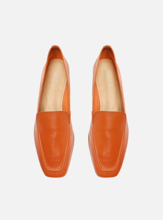 MOCASSIM LARANJA AREZZO COURO BICO QUADRADO COSTURAS
