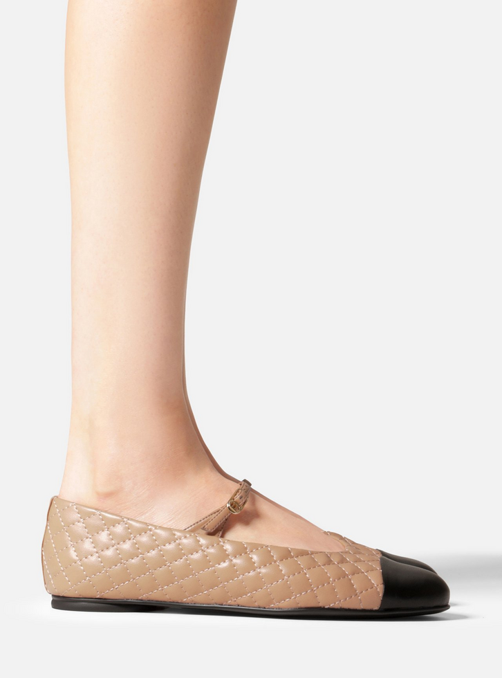 Sapatilha Nude Cap Toe Bico Redondo Fivela Matelassê