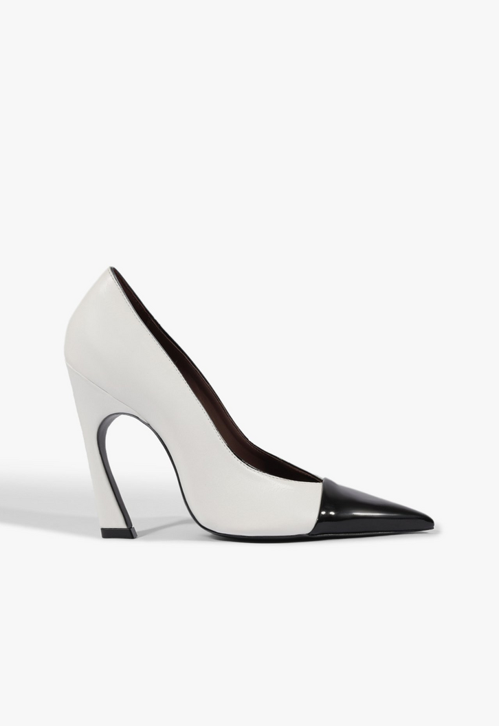 Scarpin Schutz Lexi Bico Fino Couro Branco e Preto