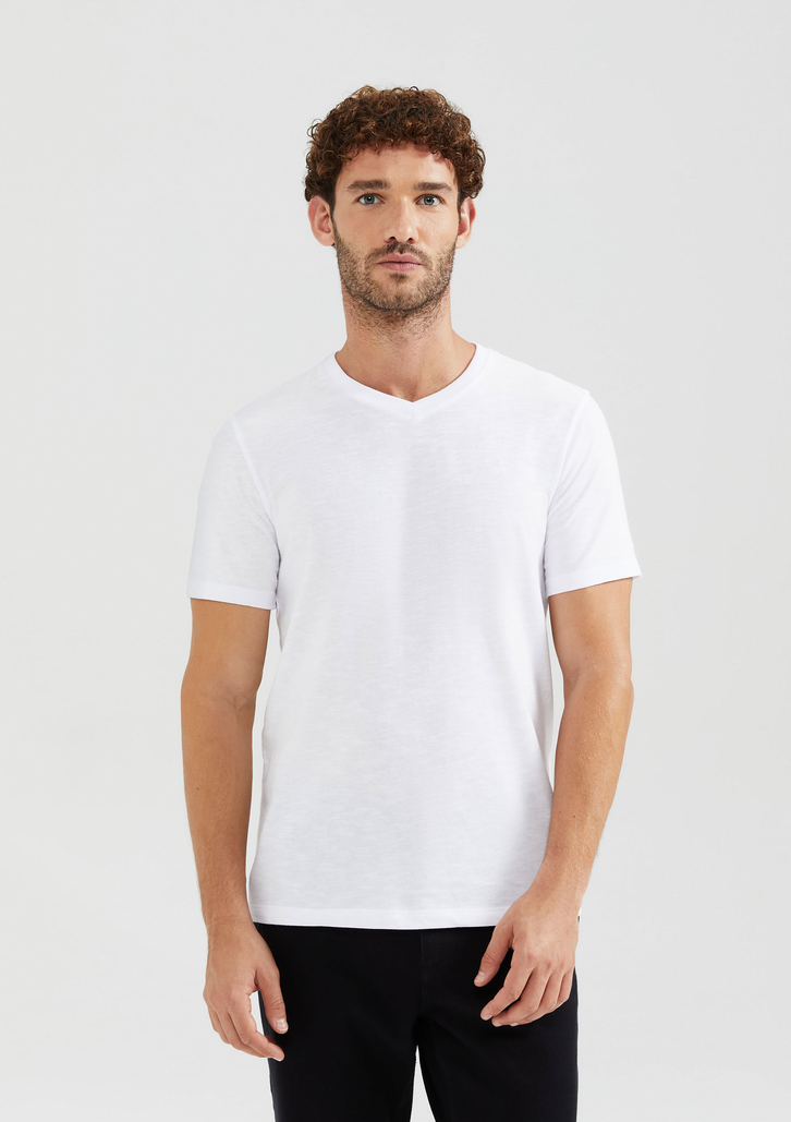 Camiseta Básica Branca Hering Slim Gola V Em Malha Flamê