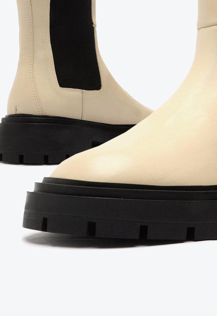 Bota Off-White E Preta Arezzo Couro Cano Médio Tratorada