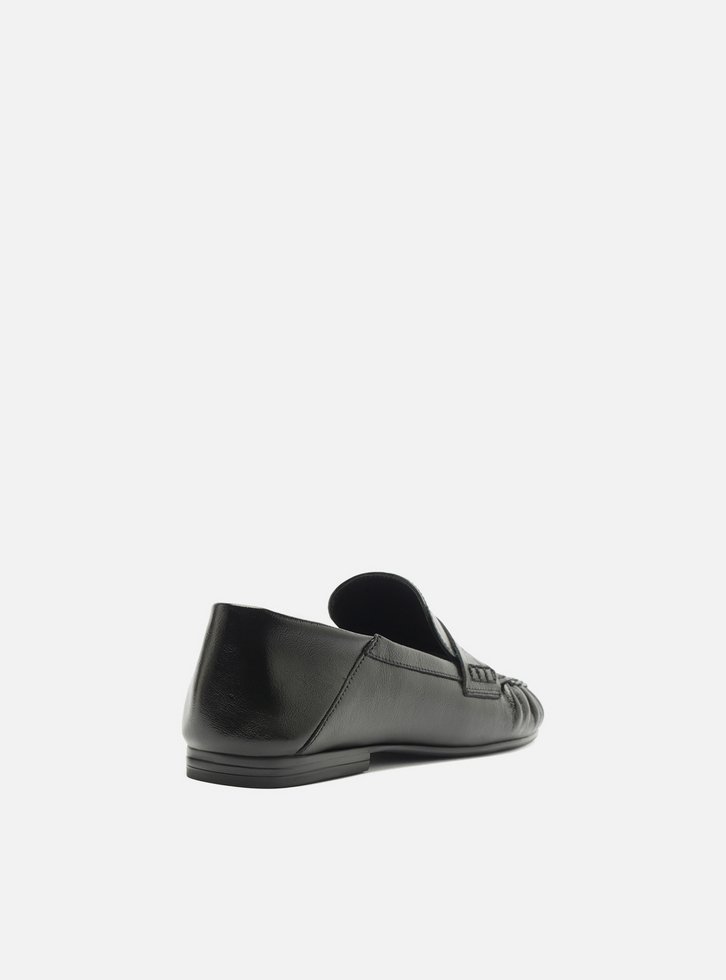 Mocassim Preto Couro Franzido Tira