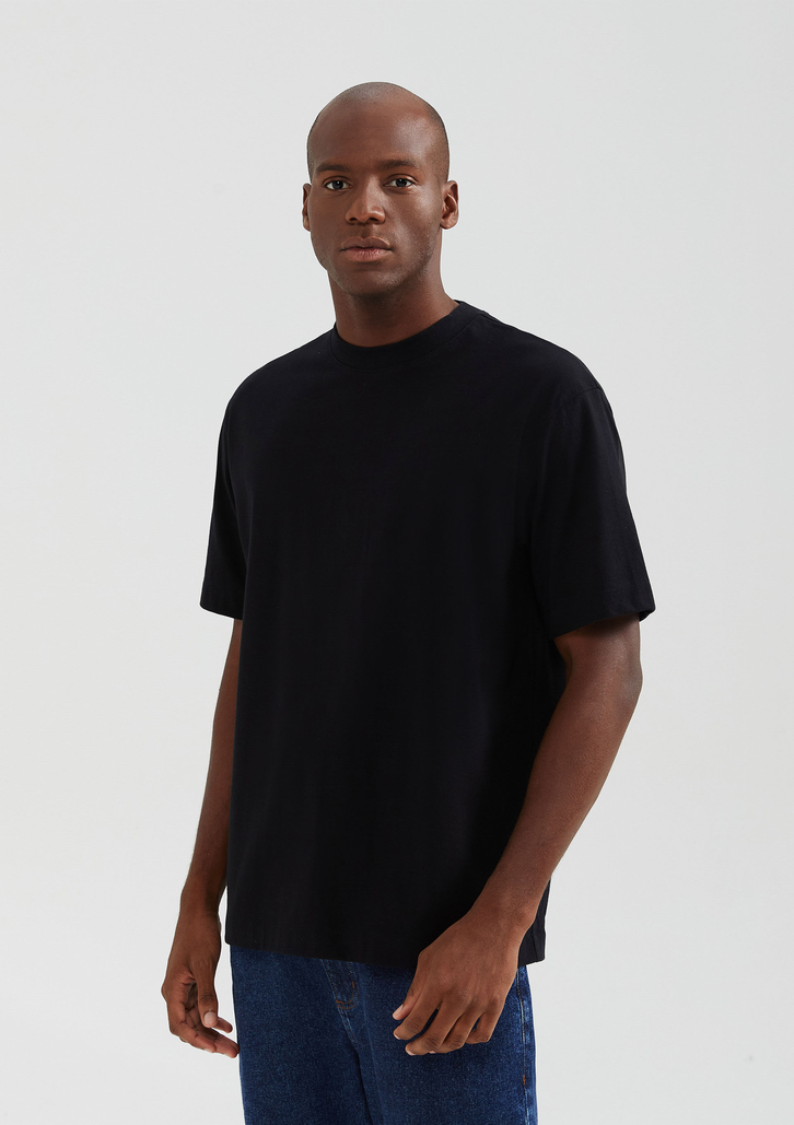 Kit Com 2 Camisetas Preta E Branca Hering Masculinas Básicas Relaxed