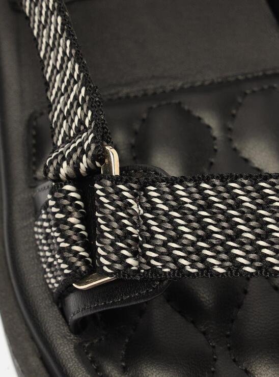 SANDÁLIA PAPETE FLATFORM PRETA AREZZO COURO GORGURÃO