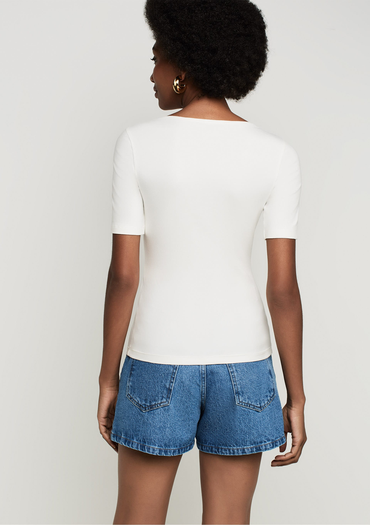 Blusa Off White Dzarm Canelada Ajustada Decote Canoa