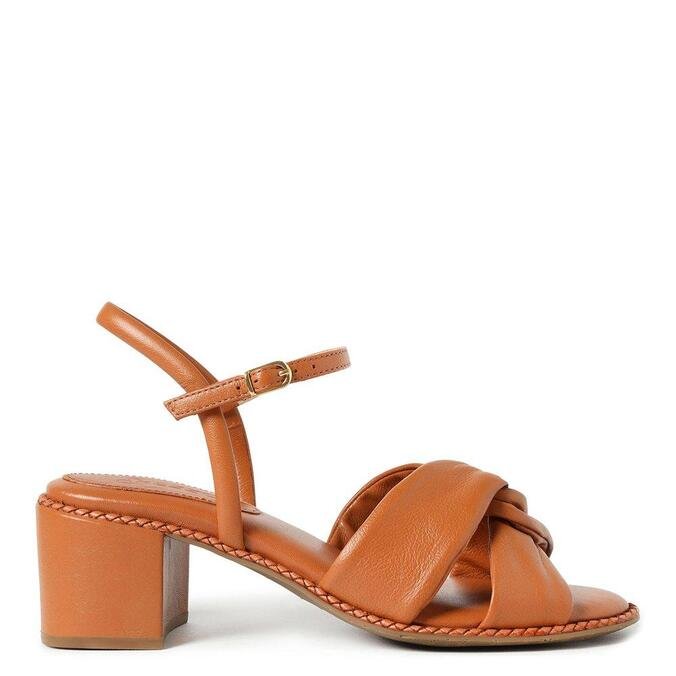 sandalia marrom arezzo