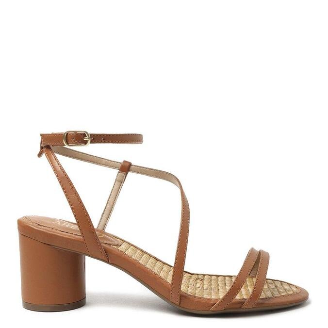 sandalia marrom arezzo