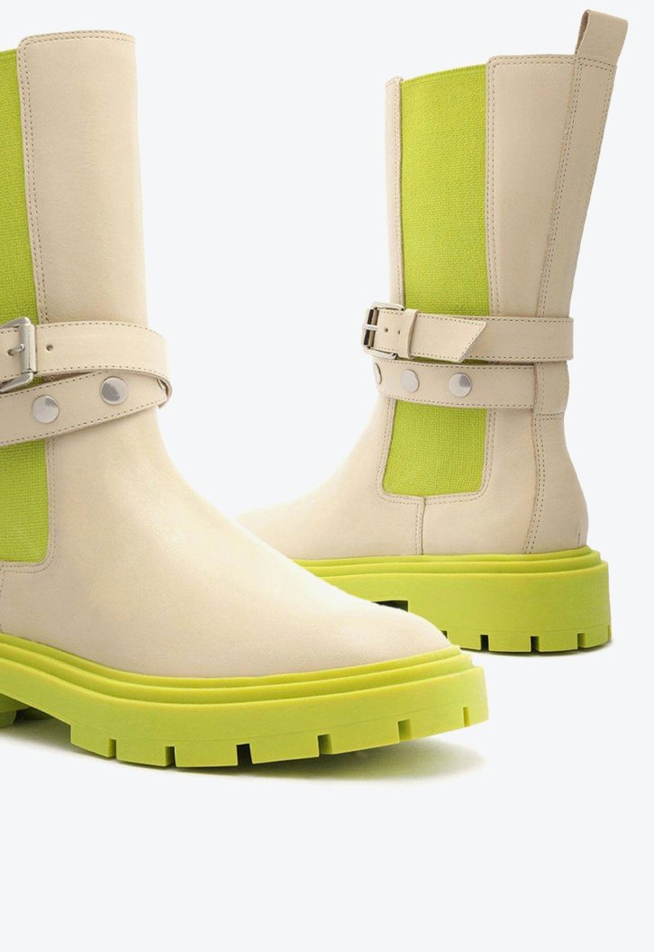 Bota Off-White Verde Arezzo Couro Cano Médio Tratorada