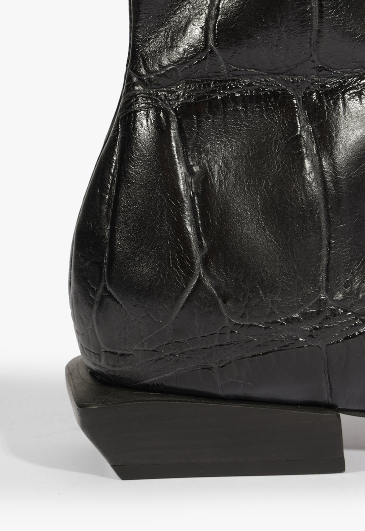 Bota Raffaela Mid Couro Maxi Croco Preta