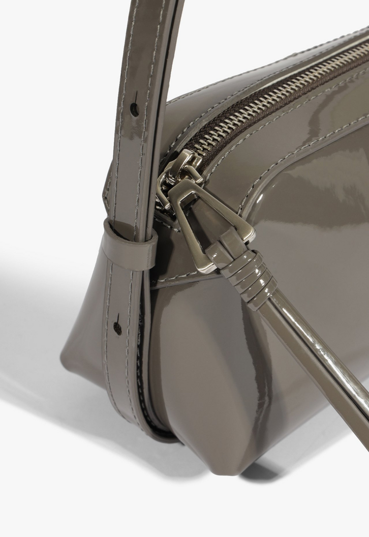 Bolsa Tiracolo Izzy Couro Verniz Cinza | ZZ MALL