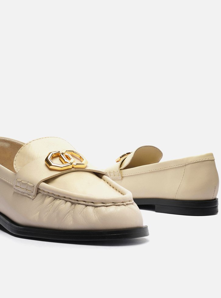 Mocassim Branco Couro Franzido Tira Metal