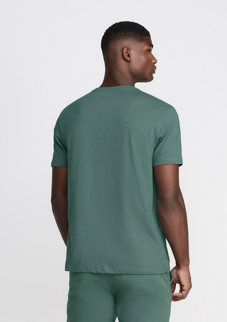 Camiseta Verde Escura Dzarm Em Malha Ecológica Estampada
