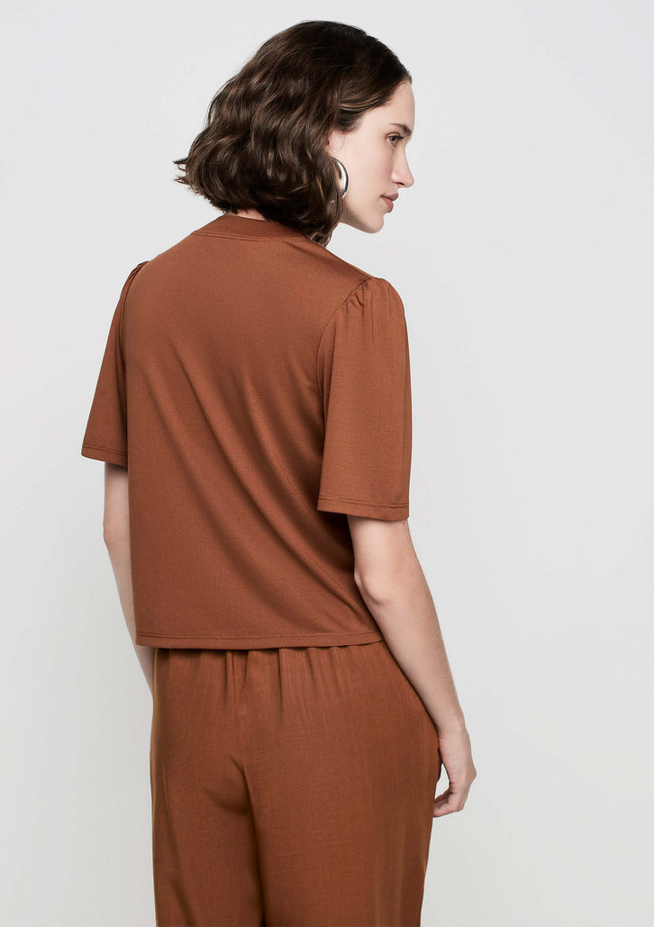 Blusa Marrom Dzarm Decote Redondo Em Viscose