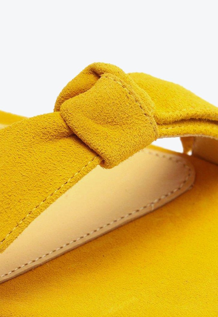 Clarita Curve 90 Suede Maize