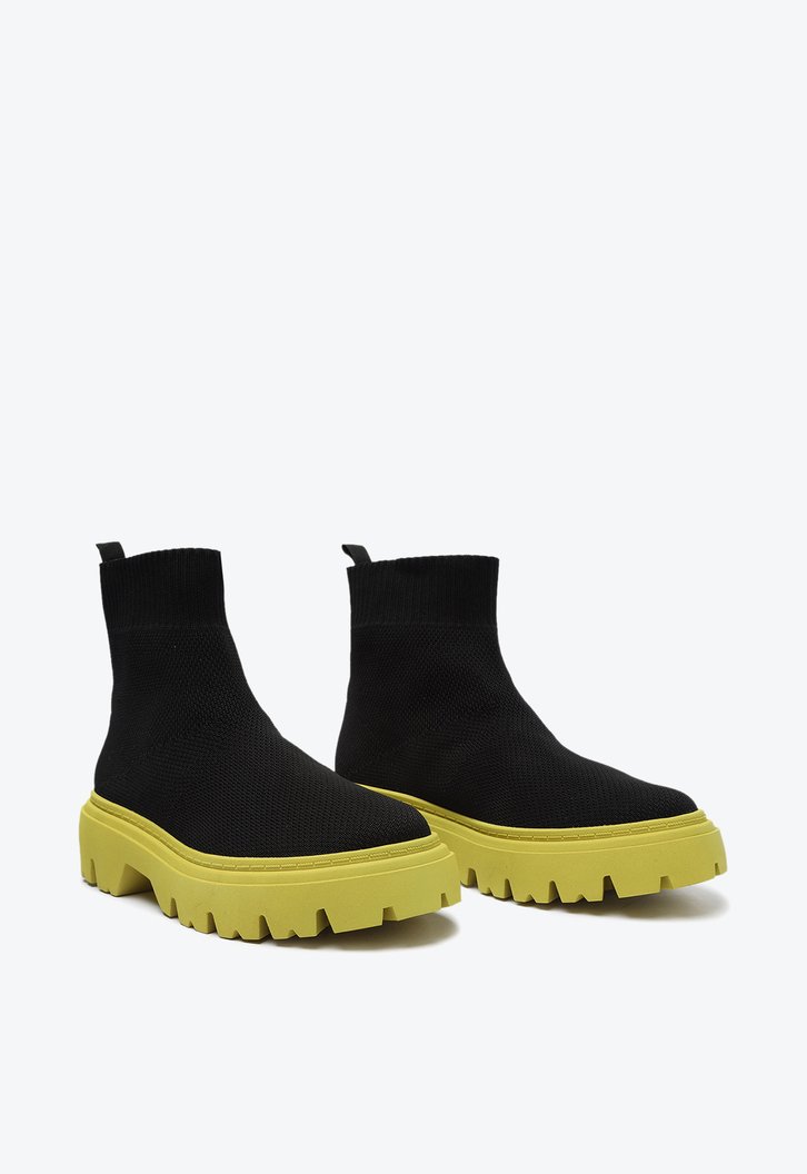 Bota Tratorada Cano Baixo Preta e Amarela Knit