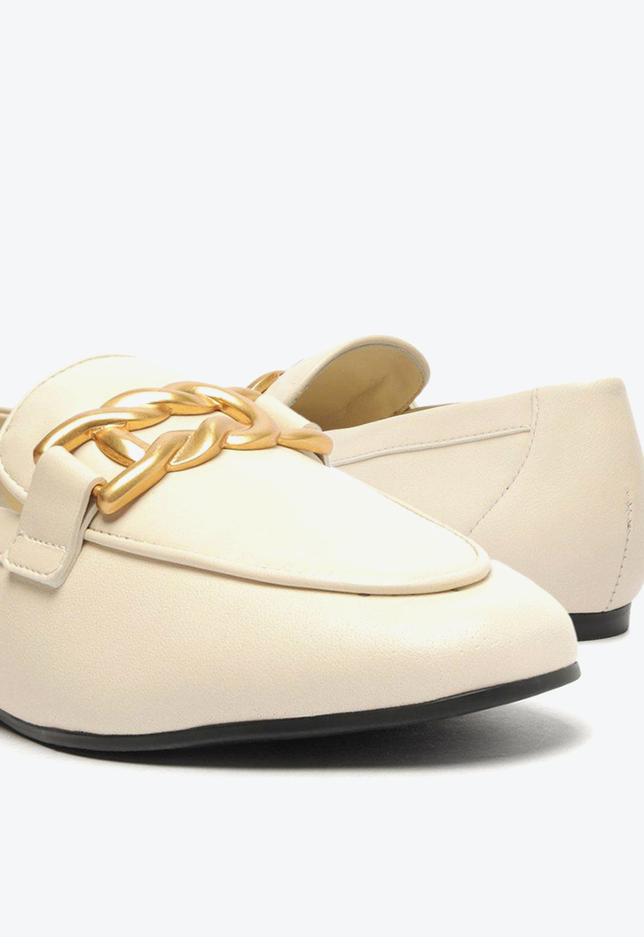 Mocassim Off-White Arezzo Couro Metal Trança