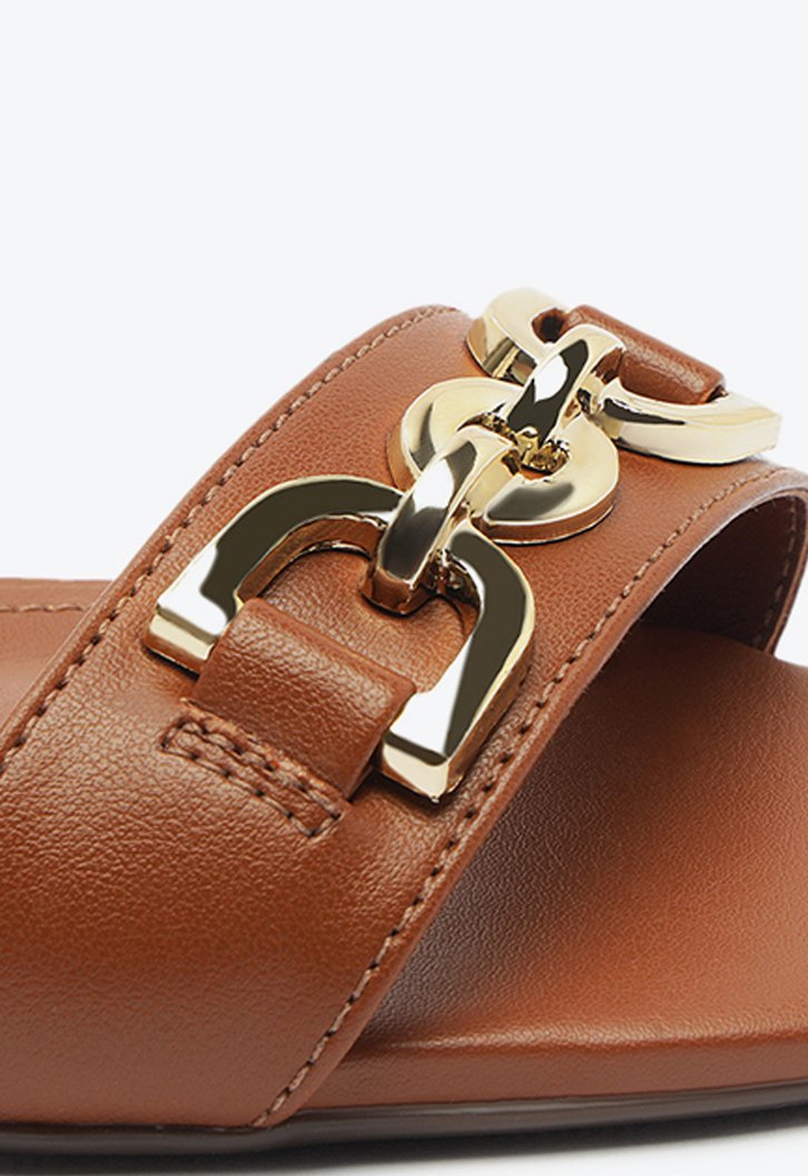 Sandália Salto Bloco Corrente Marrom