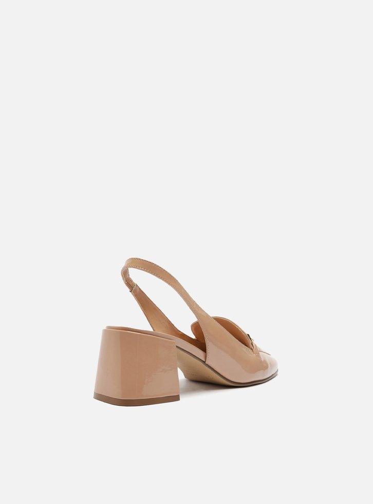 Loafer Nude Verniz Salto Bloco Metal Triângulo