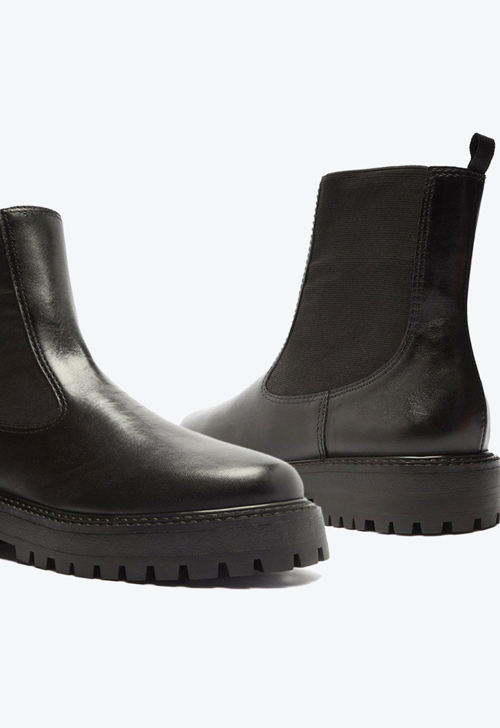 Bota Preta Arezzo Couro Cano Médio Tratorada Chelsea